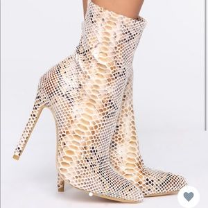 NWT. Snake Print Booties